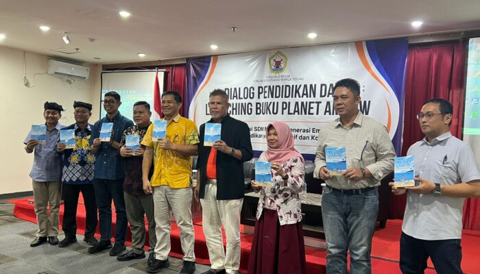 Sekretaris Jenderal (Sekjen) Pengurus Besar Forum Komunikasi Warga Tidung (PB FKWT), Aryono Putra, S.H., M.H., mewakili Ketua Umum PB FKWT Ibrahim Ali SP saat membuka kegiatan Dialog Pendidikan dan Launching Buku Planet Ambaw