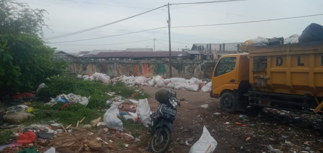 Lurah Selumit Timbunan Sesalkan Pedagang Durian Buang Sampahnya Ke Depo