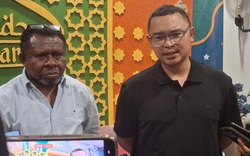 Sales Branch Manager Kaltimut V Fuel, Ferdi Kurniawan (baju hitam) saat menjelaskan rencana relaksasi penambahan BBM di Kaltara pada moment Lebaran, Jumat (7/3/2025).