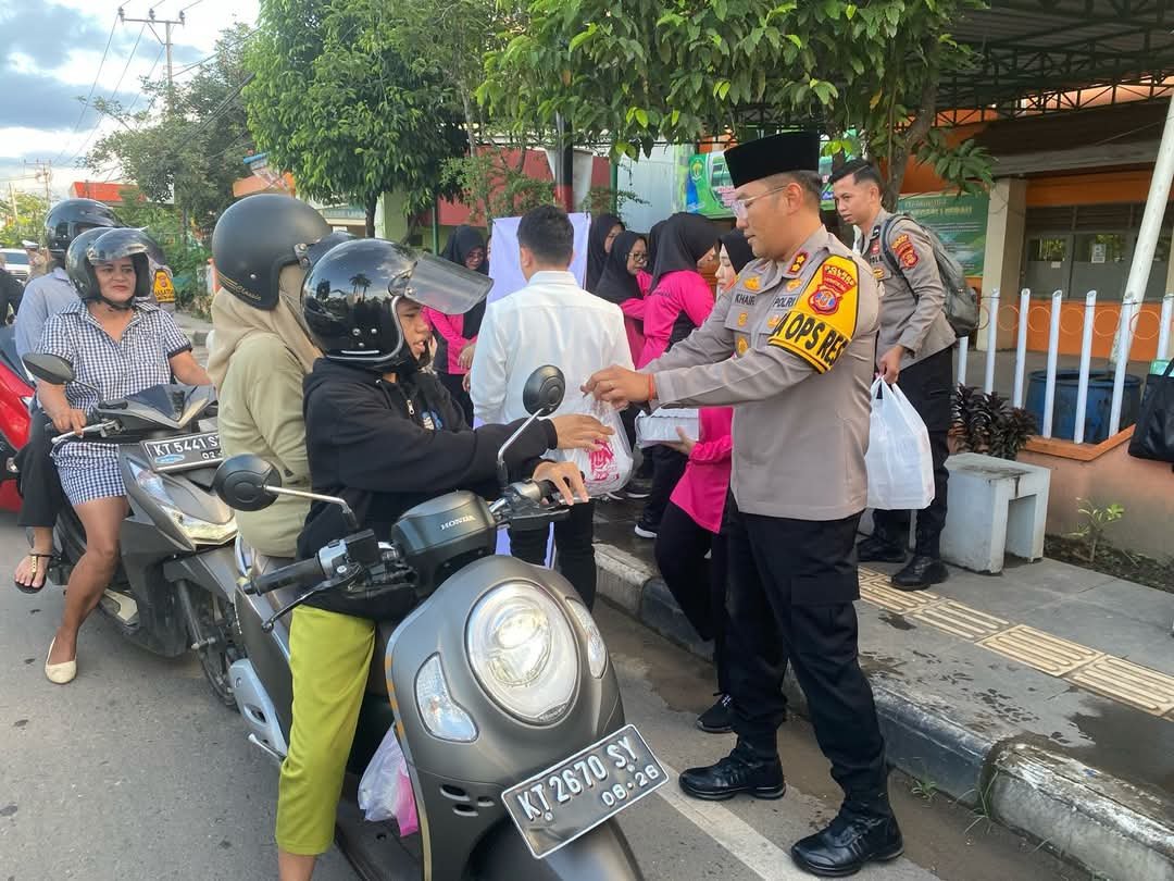 Peduli Sesama, Kapolres Berau Bagikan Takjil ke Pengendara   