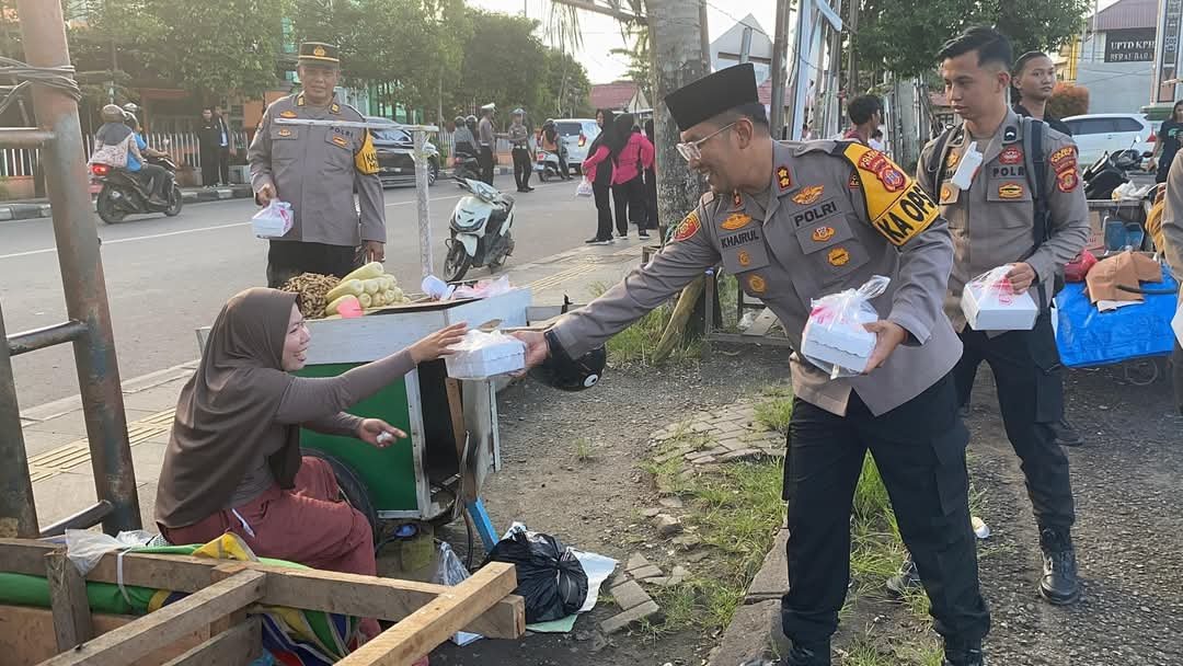 Ramadan Berkah, Polres Berau Berikan Takjil untuk Masyarakat