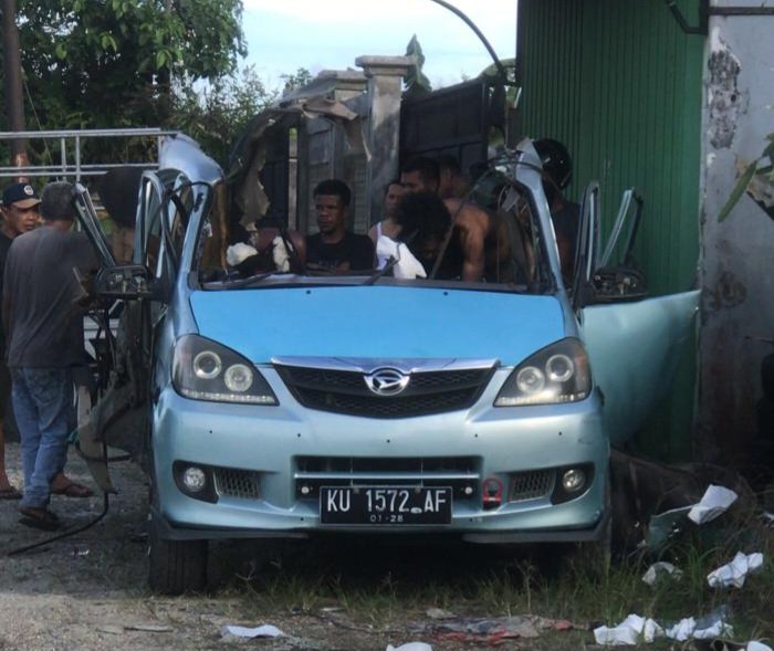 Xenia Muat Tabung Gas LPG Meledak di Pinggir Jalan Tanjung Selor