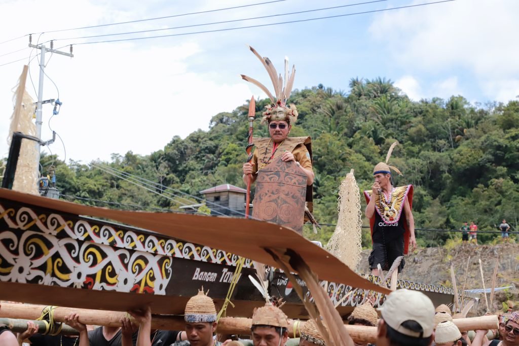 Kunjungan Perdana, Wagub Ingkong Disambut Meriah Masyarakat Apau Kayan 