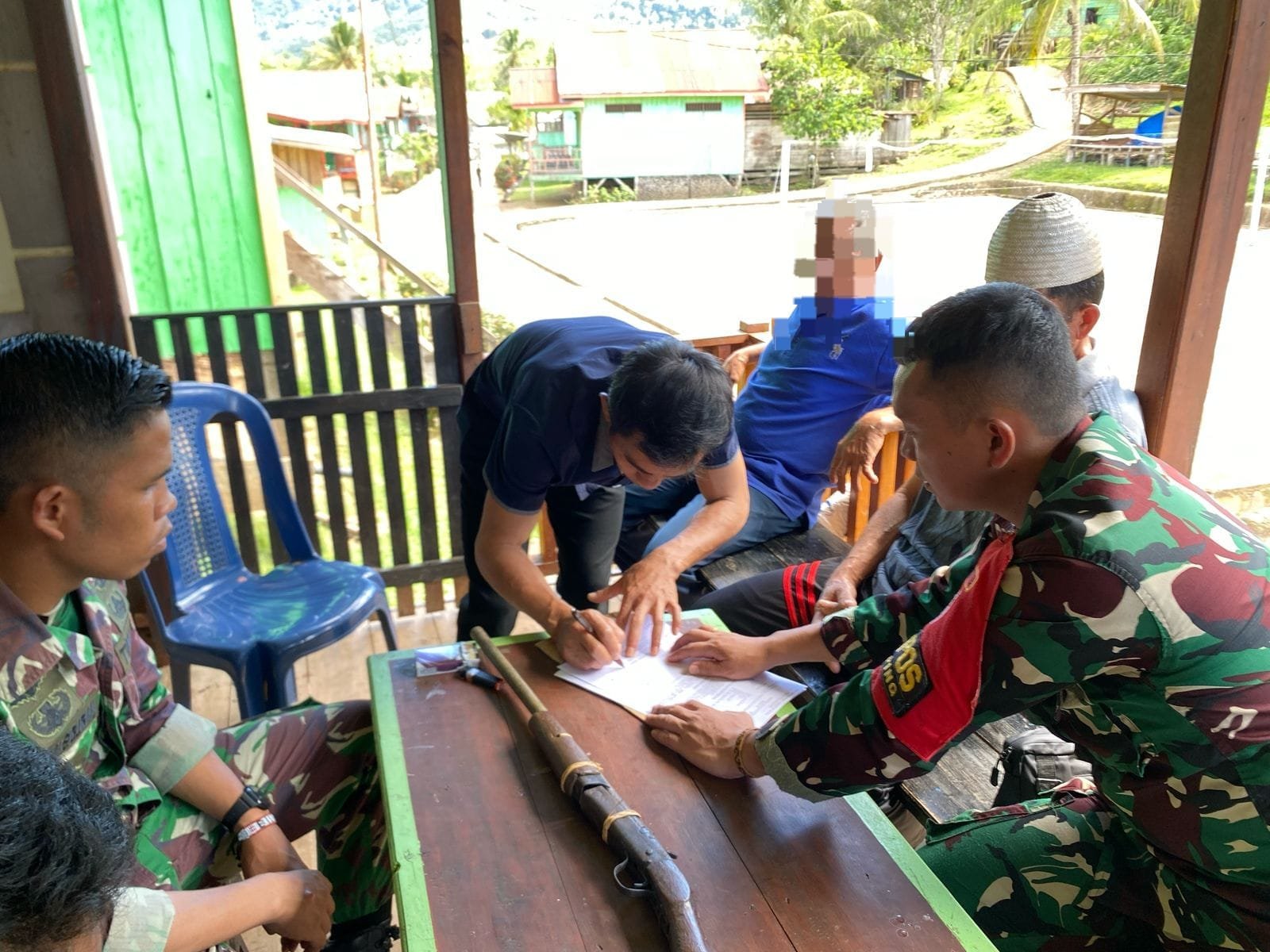 Warga Desa Apauping Serahkan Sukarela 1 Pucuk Senjata Api Rakitan kepada Satgas Pamtas