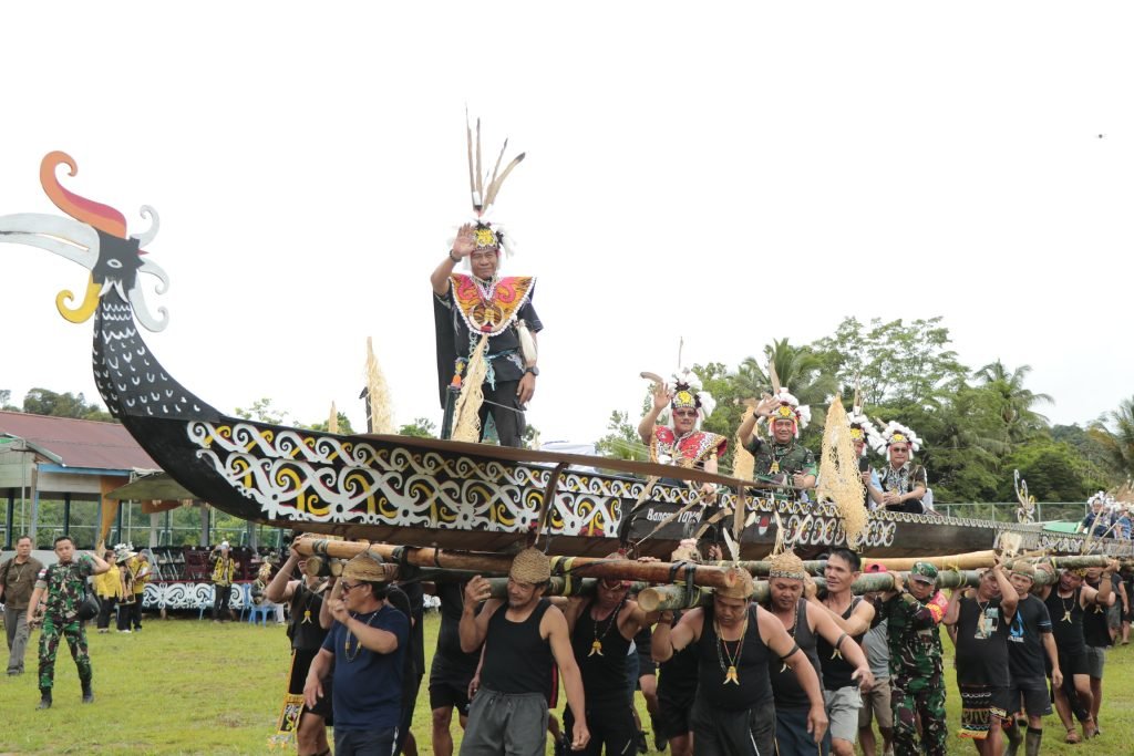 Semarak Pesta Panen Sambut Kedatangan Gubernur Dan Wagub Kaltara di Long Nawang