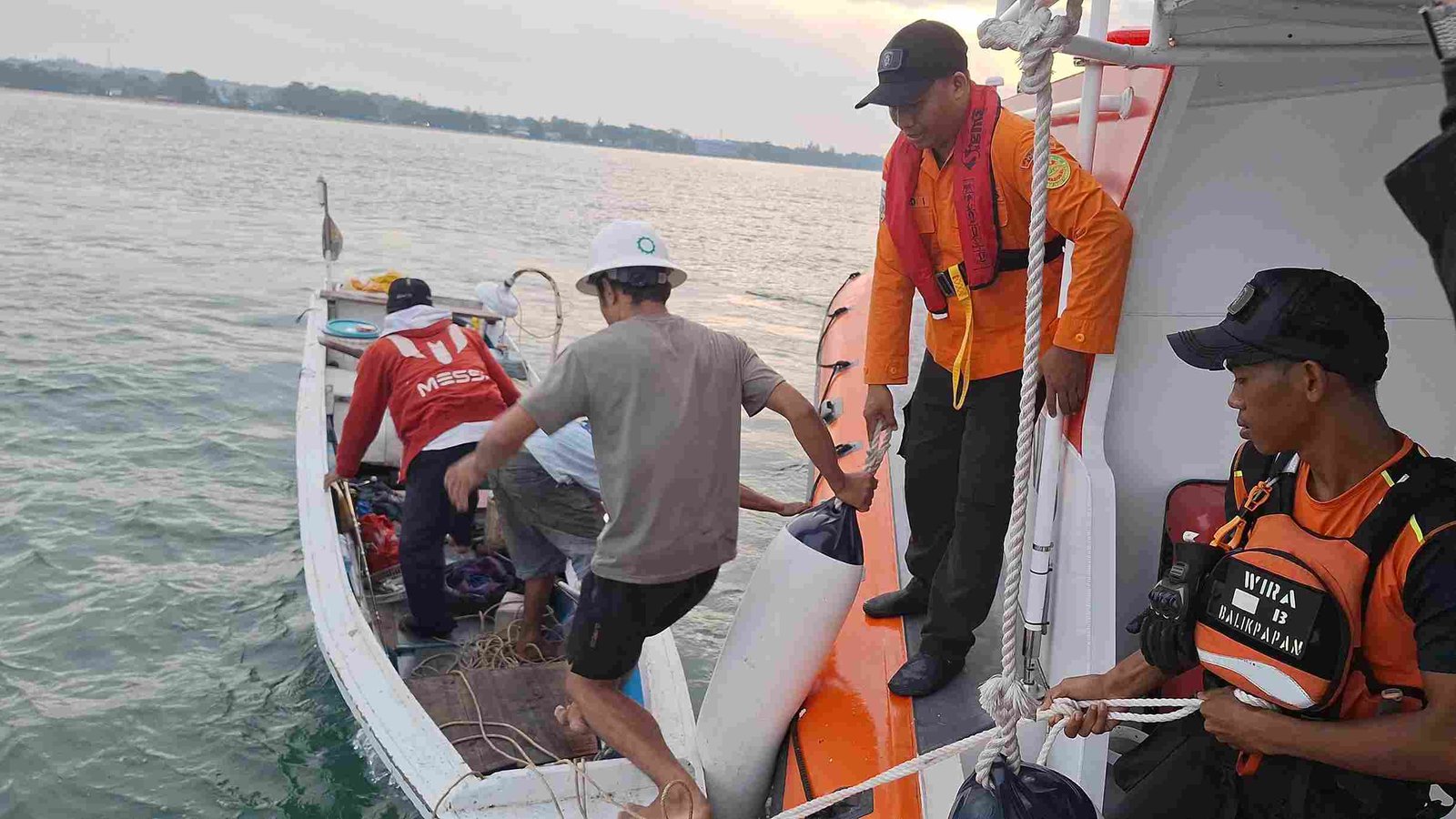 Basarnas Balikpapan Evakuasi Tiga Pemancing Terapung Akibat Kapal Mati Mesin