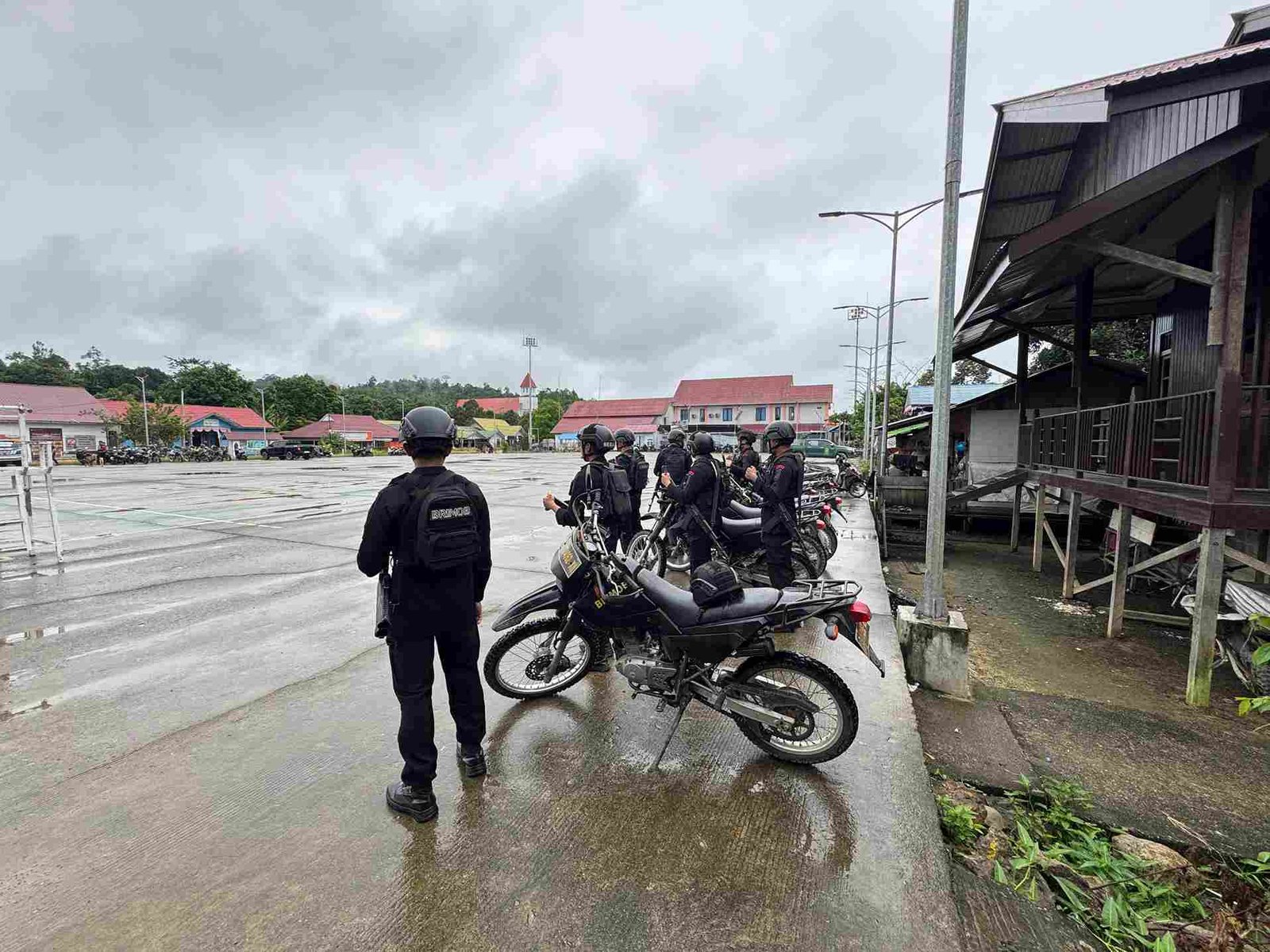 Pengamanan Ketat Rapat Pleno Pemungutan Suara Ulang Pilkada Mahakam Ulu,Personel Brimob Pastikan Kondusivitas