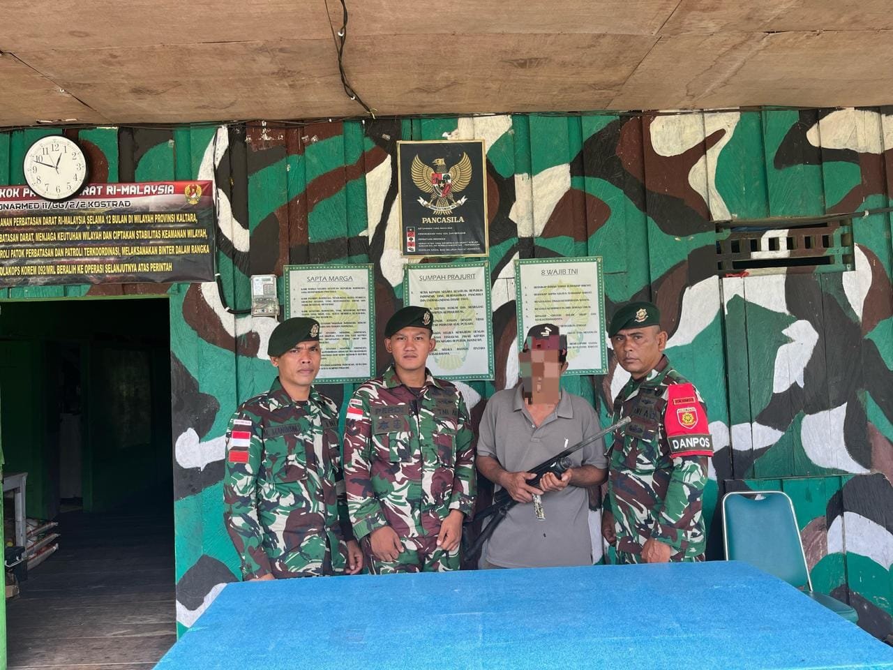 Warga Seimanggaris Serahkan Senpi Rakitan Sukarela ke Satgas Pamtas RI–MLY Yonarmed 11/GG Kostrad