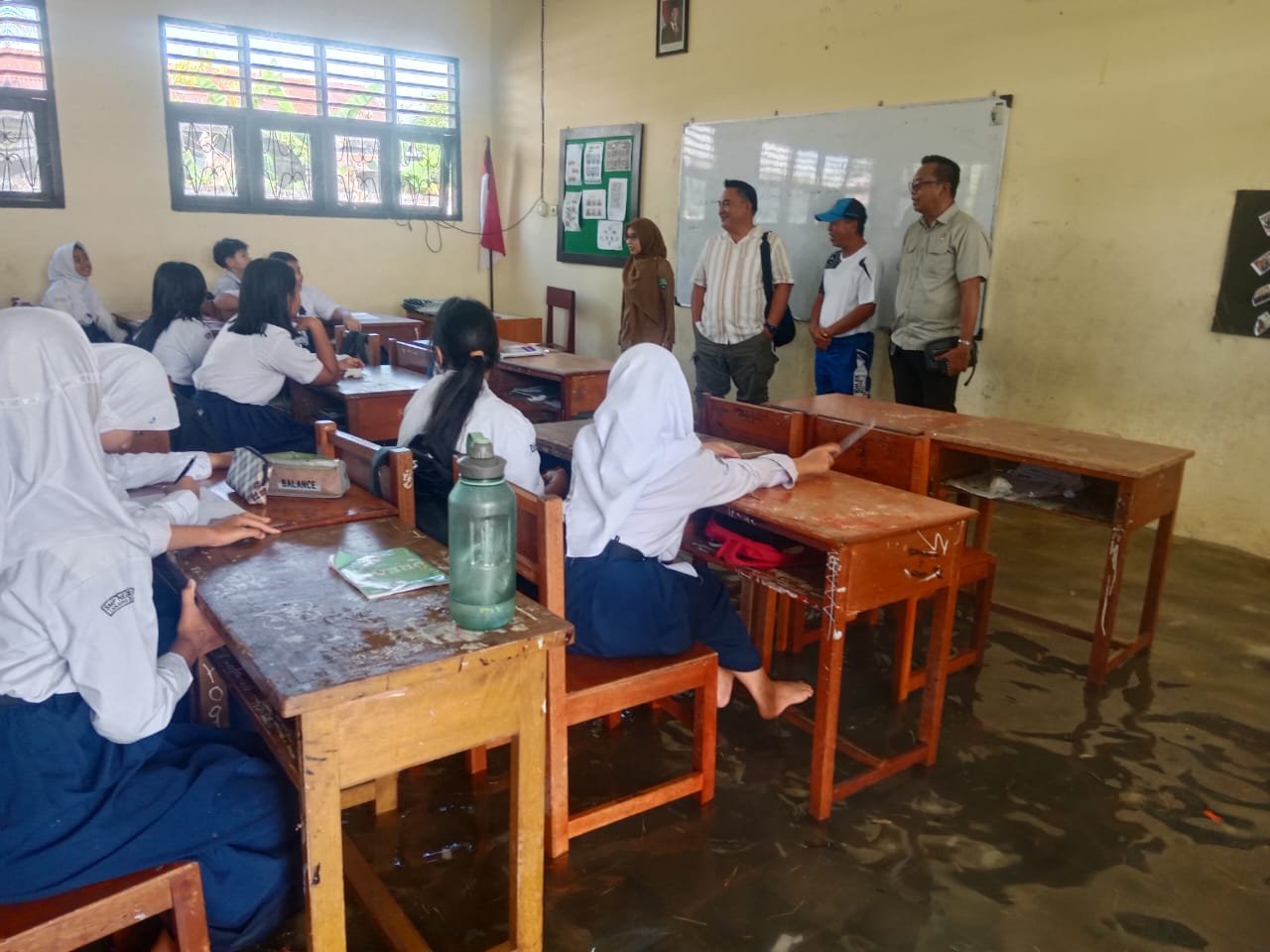 Banjir Ganggu Aktivitas Belajar di SMPN 3, DPRD Bulungan Tinjau ke Lapangan