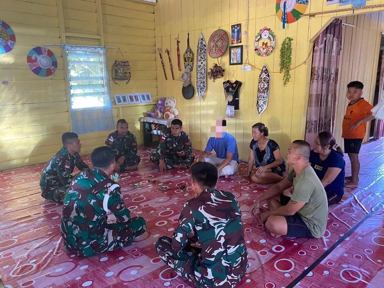 Kepercayaan Warga Kepada Satgas Pamtas RI-Malaysia Serahkan Senjata Api Rakitan