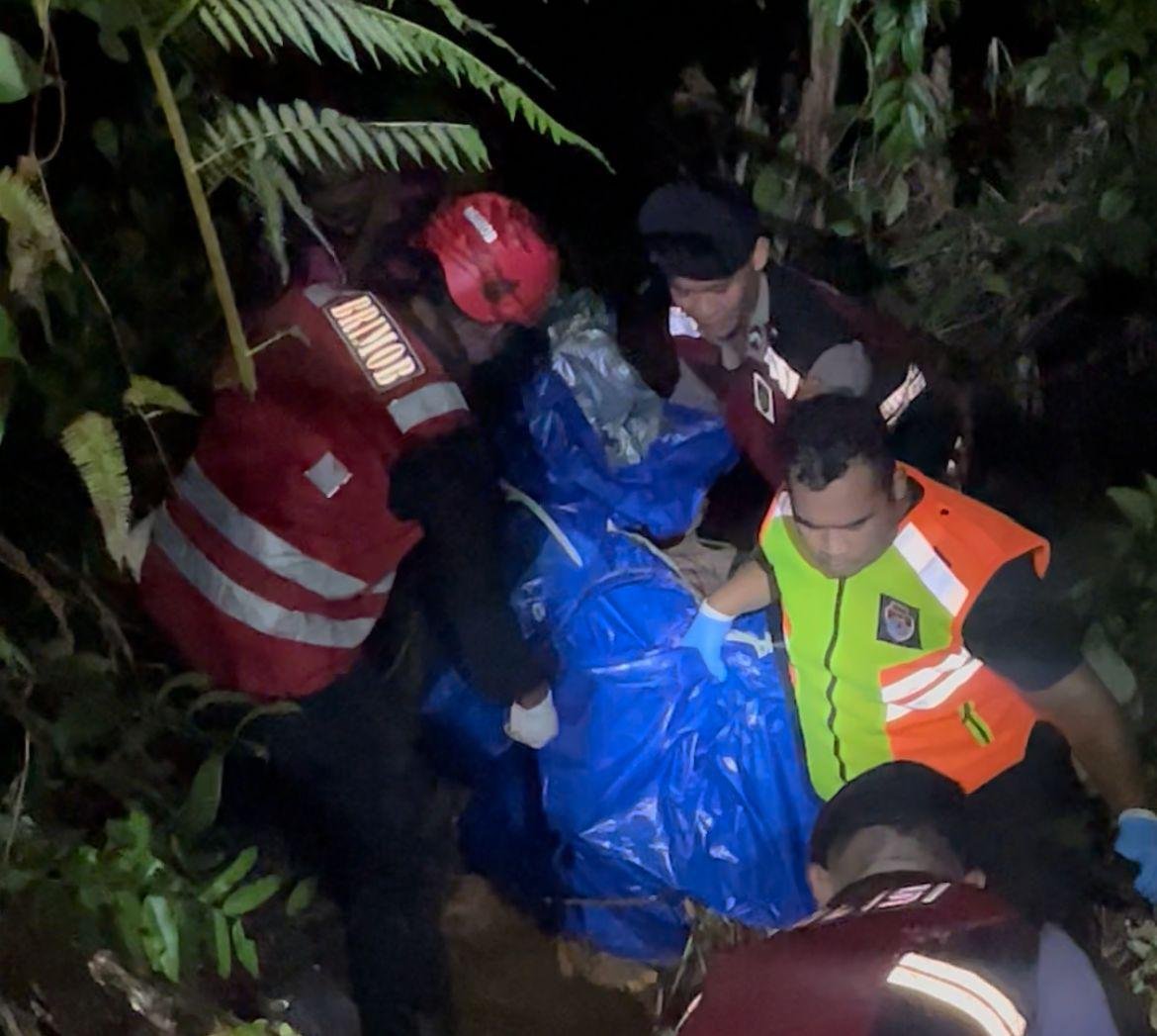 Aksi Cepat Brimob Kaltim Evakuasi Penemuan Mayat Pria di Belakang Hotel Platinum Balikpapan