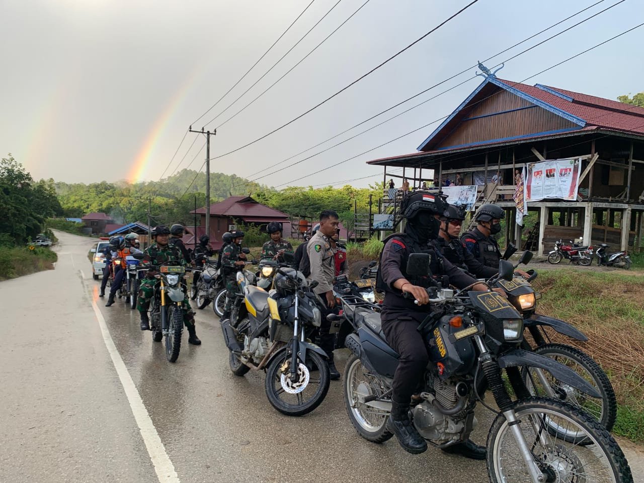 Satbrimob Polda Kaltim Gelar Patroli Skala Besar Amankan Pemungutan Suara Ulang Pilkada Mahakam Ulu