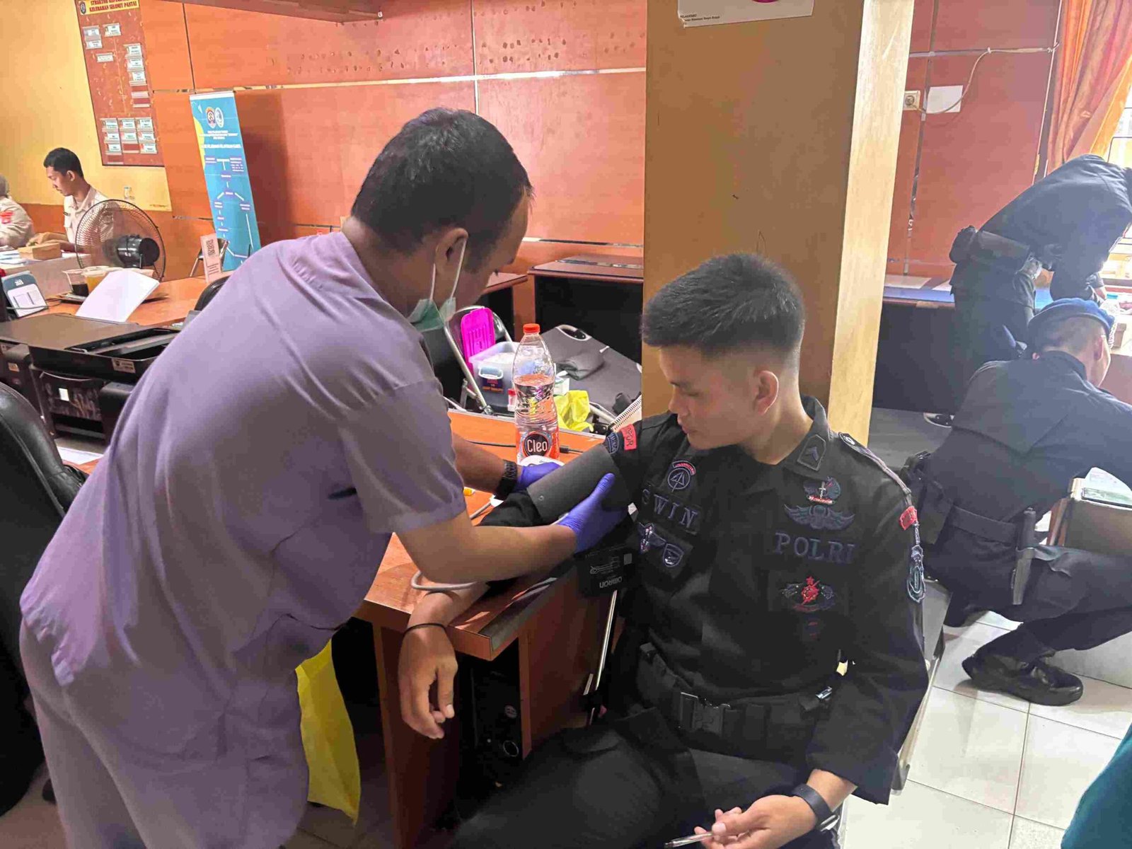 Personel Satbrimob Polda Kaltara Ikuti Bakti Kesehatan Donor Darah Dalam Rangka Menyambut Hari Bhayangkara Ke-79