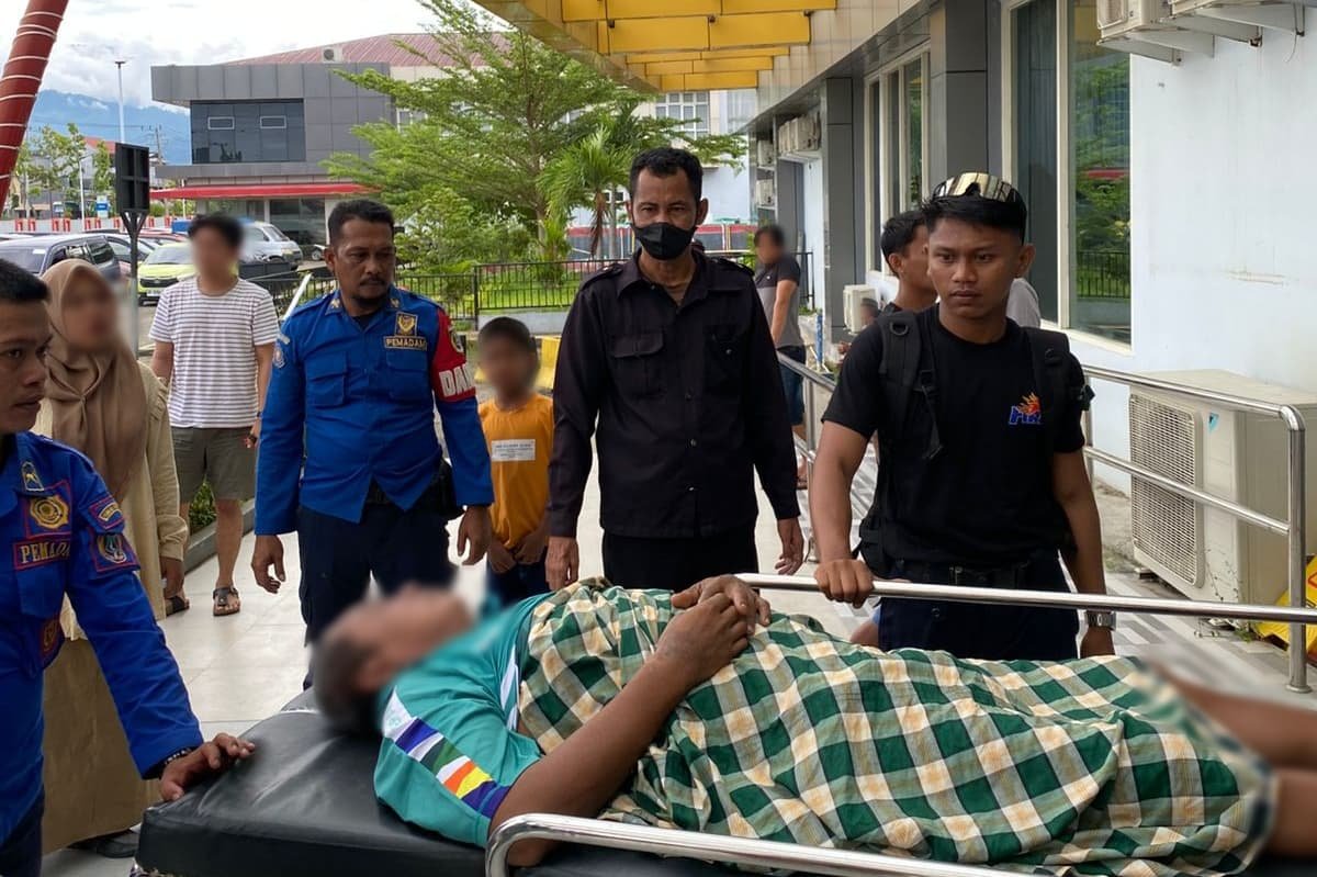 Respons Cepat Damkar Polman Bantu Warga Sakit yang Tidak Bisa Berjalan Menuju Rumah Sakit