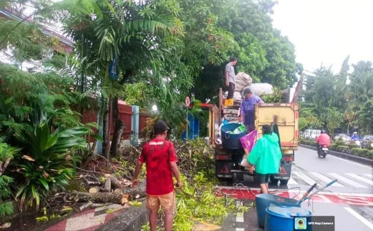 Gerak Cepat Tim Lapangan DLH Kota Balikpapan Pasca Banjir    