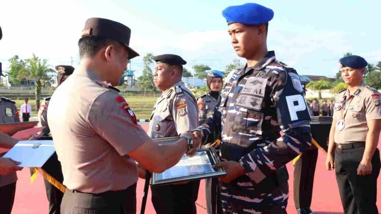 Kapolda Kaltara Berikan Penghargaan kepada Personel Polri, TNI, Instansi Pemerintah dan Generasi Muda Berprestasi, Dorong Motivasi dan Dedikasi