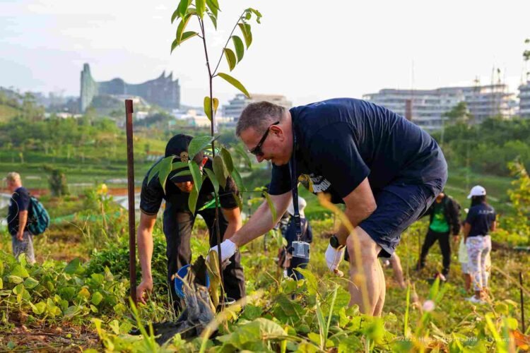 Ratusan Diaspora Menanam di Embung MBH IKN, Simbol Kolaborasi Global Dukung Pembangunan Nusantara