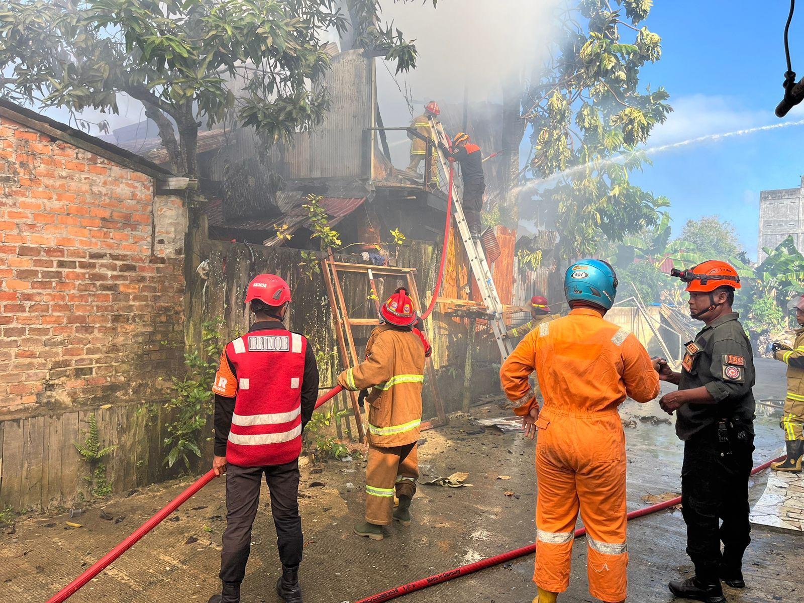 Batalyon A Brimob Kaltim Bantu Padamkan Kebakaran Rumah di Kel. Damai Balikpapan