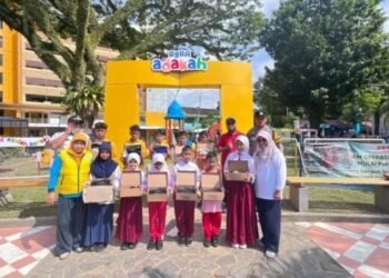 Pedagang Pasar di Balikpapan Bantu Anak Putus Sekolah Lewat Donasi Sepatu