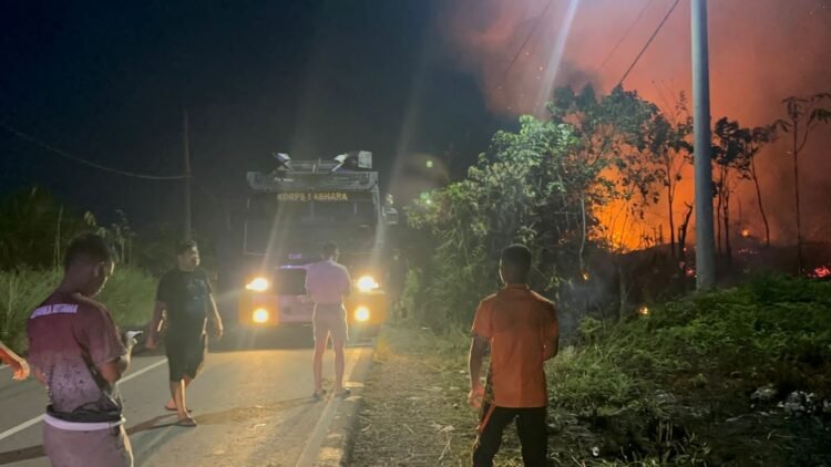 Dit Samapta Polda Kaltara Turun Langsung Padamkan Kebakaran Lahan Di KM 4