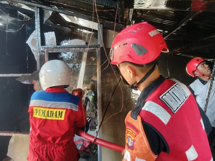 Asrama TNI di Balikpapan Terbakar, Tim Brimob Sigap Padamkan Api
