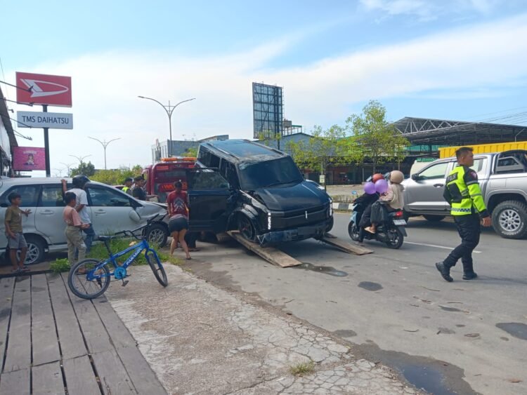 SUV Listrik Tabrak Trotoar di Tanjung Selor, Tiga Pohon Jalan Tumbang   