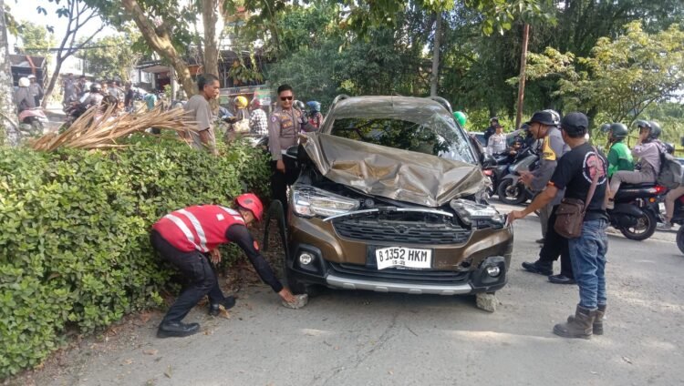 Respon Cepat Brimob Batalyon A Pelopor Bantu Evakuasi Laka Lantas di Tanjakan Wika Balikpapan