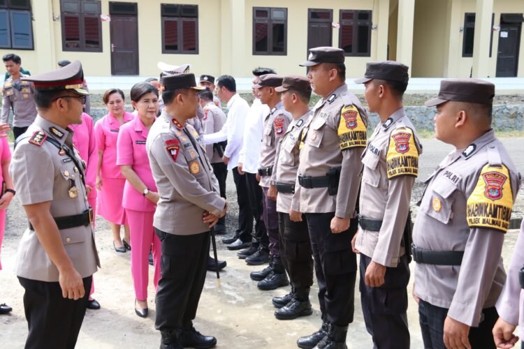 Kapolda Kaltara Kunjungi Polsek Sekatak Dan Polsek Malinau Barat, Pastikan Kondisi Personel Dalam Bertugas
