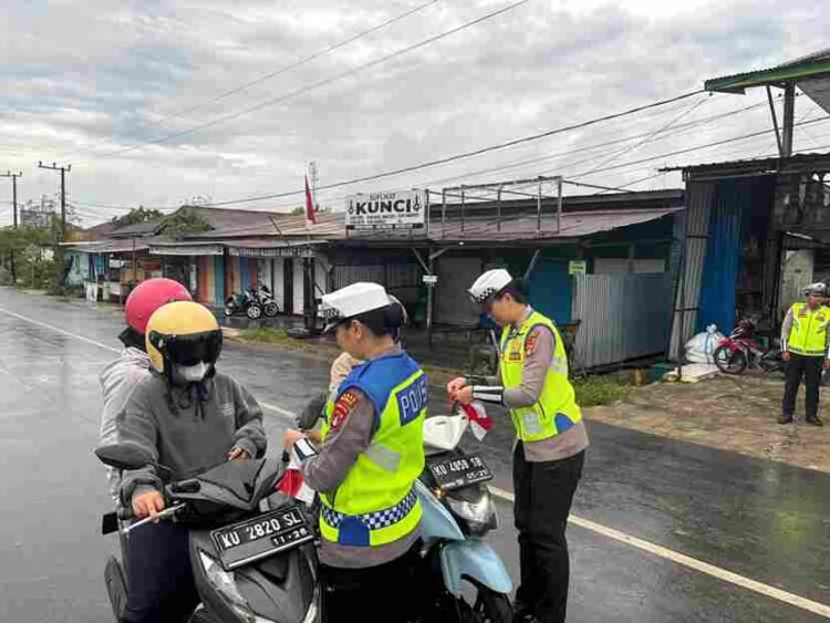 Sat. Lantas Polres Malinau Bagikan Bendera Merah Putih, Dorong Semangat Nasionalisme   