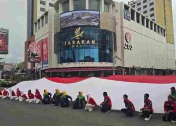 Bendera Merah Putih Sepanjang 17 Meter Dibentangkan di Simpang Tarakan Mall