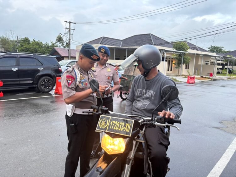 Provos Satbrimob Polda Kaltim Gelar Razia, Tiga Personel Terjaring Pelanggaran Administrasi Kendaraan