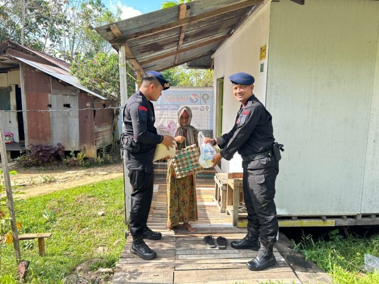 Jalin Silaturahmi, Batalyon B Pelopor Salurkan Bantuan Kemanusiaan di Jumat Berkah
