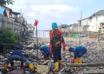 DLH Balikpapan Kerahkan Tim Bersihkan Sampah Kiriman di Pesisir Sepakat 3   