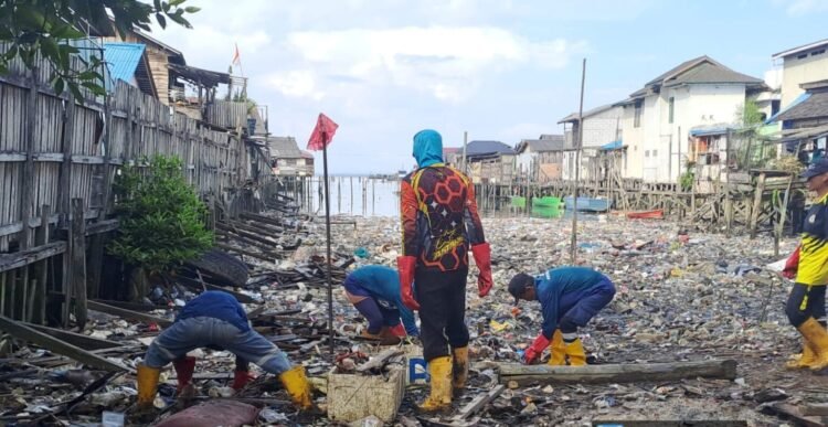 DLH Balikpapan Kerahkan Tim Bersihkan Sampah Kiriman di Pesisir Sepakat 3   