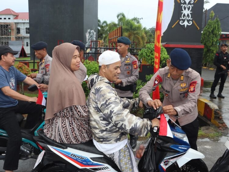 Aksi Satbrimob Polda Kaltim: Sebarkan 3000 Bendera Merah Putih di Empat Kota