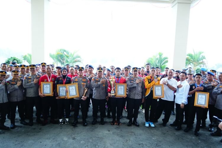 10 Personel Satbrimob Polda Kaltim Berprestasi Terima Penghargaan dari Kapolda