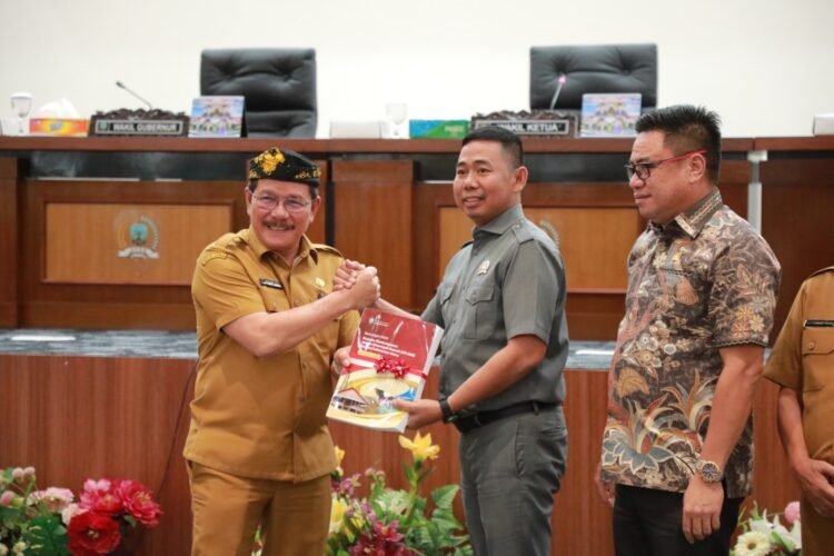 NOTA PENGANTAR : Wagub Kaltara Ingkong Ala S.E., M.Si menyampaikan Nota Pengantar Ranperda tentang RPJMD Provinsi Kaltara Tahun 2025-2029, dalam Sidang Paripurna ke-22 DPRD Kaltara, Senin (4/8).