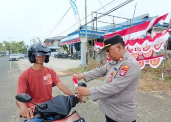 Semarak HUT ke-80 RI, Polresta Bulungan Tebar Ribuan Bendera Merah Putih untuk Warga