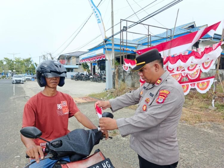 Semarak HUT ke-80 RI, Polresta Bulungan Tebar Ribuan Bendera Merah Putih untuk Warga