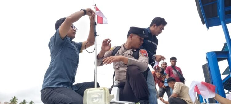 Semarak HUT ke-80 RI, PWI-Polda Kaltara Bagikan Bendera Merah Putih di Pelabuhan