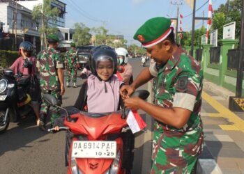 Puluhan TNI Di Tanah Laut Turun ke Jalan Sambut Agustusan   