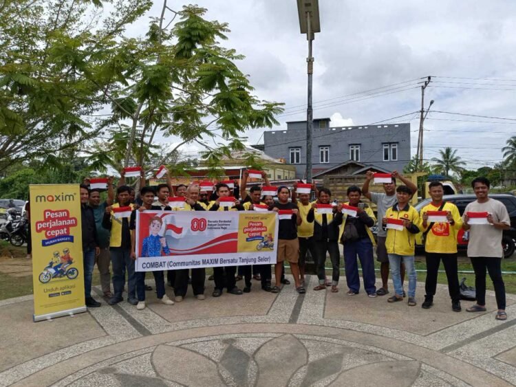 Polda Kaltara dan Komunitas Maxim Bagikan Bendera, Bangkitkan Semangat Nasionalisme