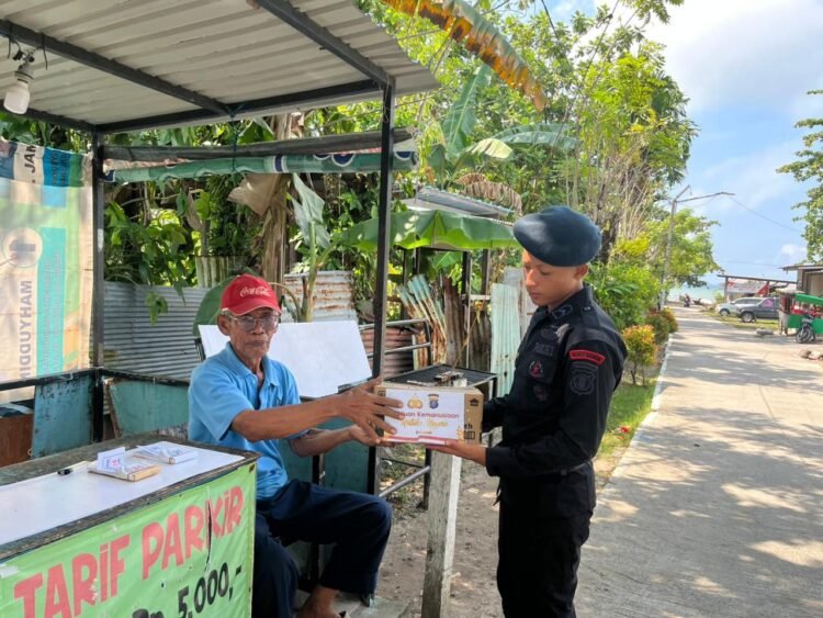Bagikan Sembako, Batalyon A Brimob Kaltim Laksanakan Bantuan Kemanusiaan Untuk Negeri