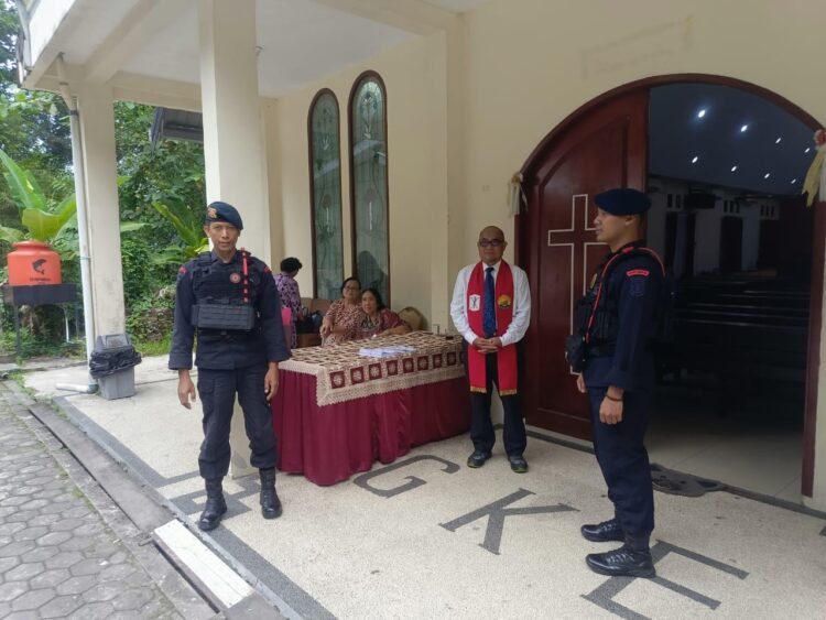 Batalyon A Brimob Kaltim Gelar Pengamanan Gereja dan Program Minggu Kasih Jaga Keamanan Lingkungan
