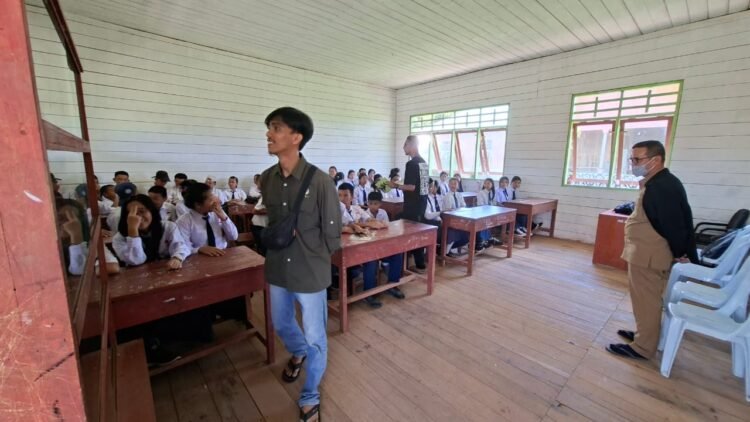Merajut Konservasi di Pedalaman Kaltara, Mengenalkan Siswa Tentang Reptil dan Amfibi