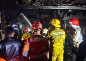 Respons Cepat Brimob Polda Kaltim Bantu Evakuasi Kebakaran di Pasar Segiri   