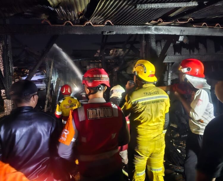 Respons Cepat Brimob Polda Kaltim Bantu Evakuasi Kebakaran di Pasar Segiri