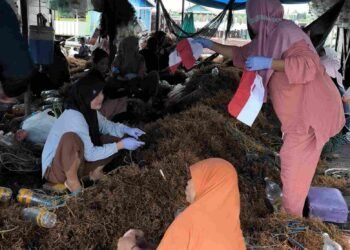 Polda Kaltara Gelorakan Semangat Nasionalisme, Bagikan Bendera Merah Putih kepada Nelayan