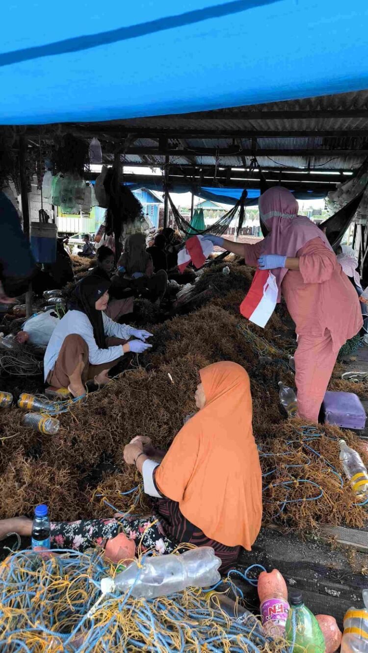Polda Kaltara Gelorakan Semangat Nasionalisme, Bagikan Bendera Merah Putih kepada Nelayan