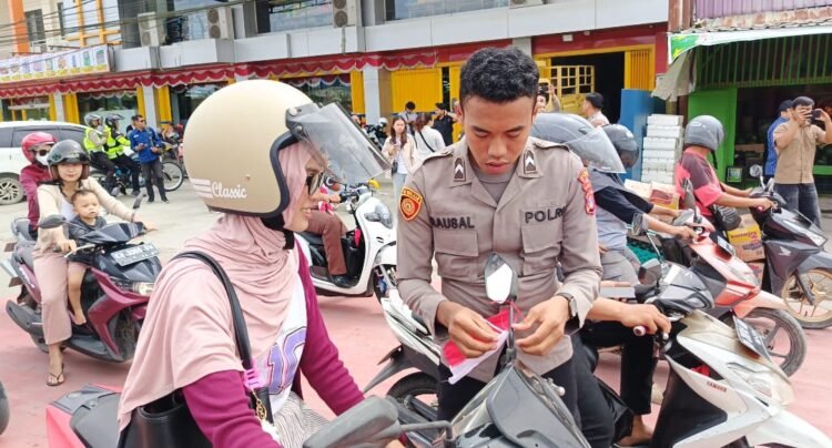 Sinergi Polresta Bulungan dan PWI Bagikan Ribuan Bendera Merah Putih, Semarakkan HUT RI ke-80   